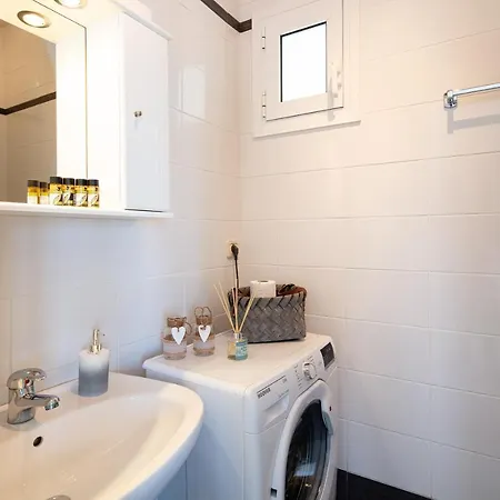 Plaka Modern Apartment